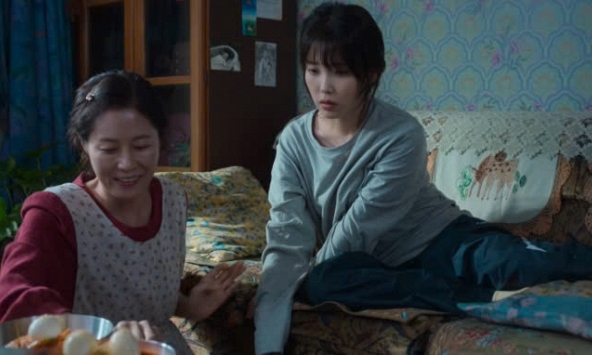 Khoảnh khắc trong Khi Cuộc Đời Cho Bạn Quả Quýt khiến tôi nhận ra: Với con gái, bố mẹ càng bao dung, cuộc đời con càng bớt đau khổ