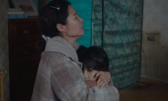 Xem phân đoạn này trong Khi Cuộc Đời Cho Bạn Quả Quýt mà tôi lạnh sống lưng: Có phải tất cả những người mẹ đều mang trong mình 'linh cảm'?