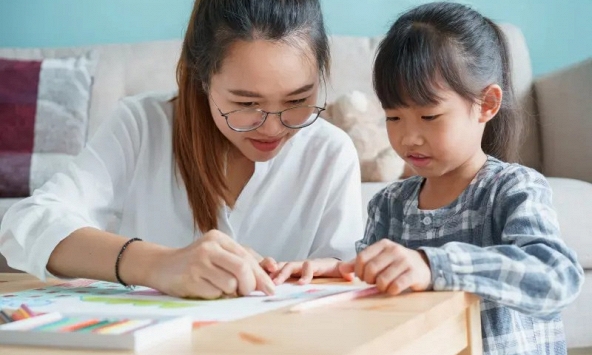 So sánh 1 vấn đề tiêu cực của TRƯỜNG CÔNG và TRƯỜNG TƯ, bà mẹ Hà Nội nhận 'gạch đá': Đừng phiến diện nữa!