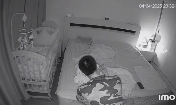 Mỗi đêm mở camera theo dõi, mẹ bỉm thấy chồng hết đứng lại ngồi làm việc này, đủ hiểu có lấy nhầm chồng hay không!