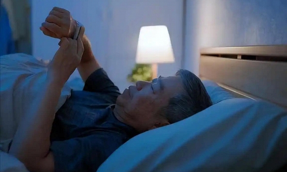 Người cao tuổi đi ngủ quá sớm có nguy cơ gì? Nhiều bác sĩ khuyên người trên 65 tuổi nên cố gắng ngủ vào thời điểm này