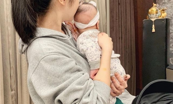 Mẹ bỉm phát sợ vì đến đâu cũng 'được' người ta dạy cách làm mẹ