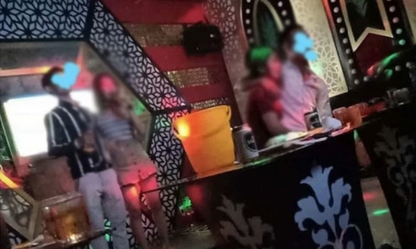 Chồng đi họp lớp ôm ấp tình cũ còn lý do 'anh say rồi', vợ nóng mắt có pha xử lý không thể chất hơn!