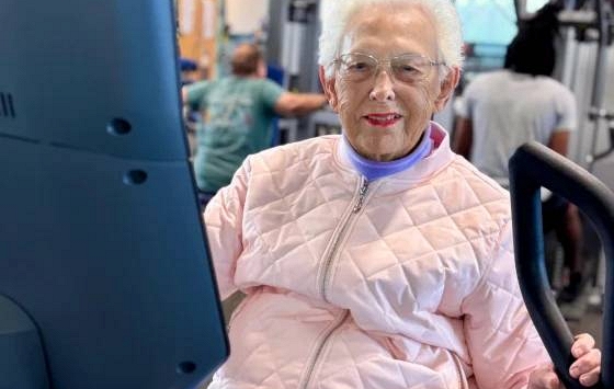 Người phụ nữ 100 tuổi gây sốt vì bài tập thể dục tại phòng gym tiết lộ bí quyết khỏe mạnh, đủ sức đến phòng tập 3 lần/tuần