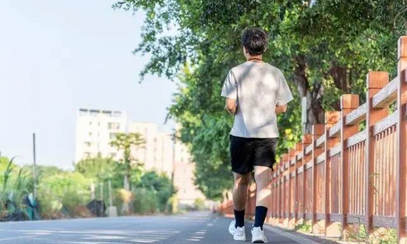 Người bị cục máu đông thường có 4 triệu chứng khi đi bộ, điều thứ 3 thường bị nhầm lẫn với lão hóa và kiệt sức 