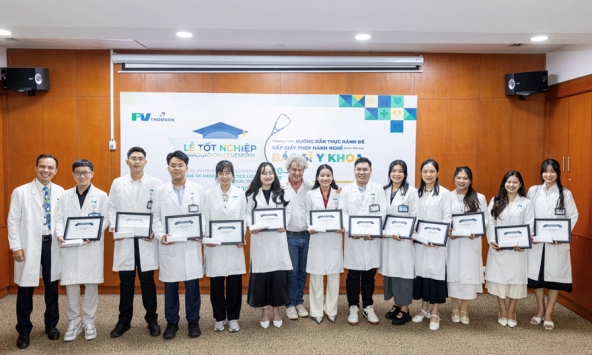 Thế hệ bác sĩ đầu tiên hoàn tất chương trình hướng dẫn thực hành y khoa tại Bệnh viện quốc tế