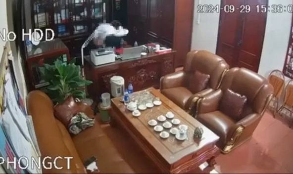Ai phát tán clip thân mật của Chủ tịch Hội đồng quản trị trường THPT cùng nhiều phụ nữ trong phòng làm việc?