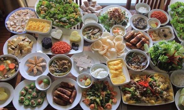 Bữa giỗ bố chồng sóng gió: Chị chồng mỉa mai ‘đón bà lên để trông cháu’, tôi đáp 1 câu khiến cả mâm im phăng phắc