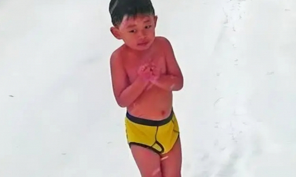 Bạn còn nhớ cậu bé 4 tuổi bị bố bắt cởi trần chạy trong tuyết không? Hiện tại học rất giỏi, nhưng nhìn chi tiết này ai cũng lo!