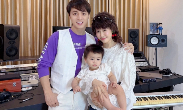 Kỷ niệm cưới “độc lạ”: Vợ chồng Đăng Khôi tái hiện kiểu tóc sư tử và lookbook 20 năm trước