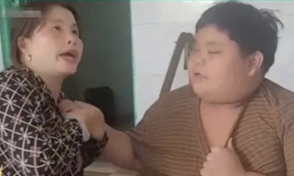 Bức ảnh mẹ và con trai này trông bình thường nhưng lại cực BẤT THƯỜNG: Có những đứa trẻ bị huỷ hoại bởi sự 'vô tri' như thế!