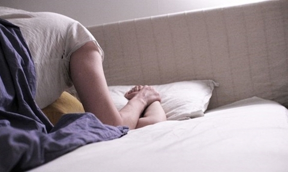 Trong lúc chụp ảnh cưới mở điện thoại chồng ra xem rồi nhìn thấy đoạn video không thể tin nổi của anh và người quen