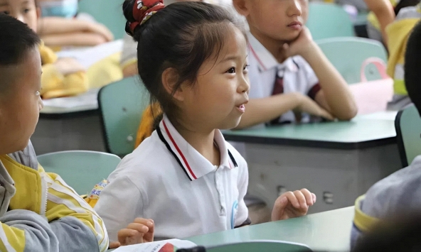 Giáo viên cảnh báo: Ở cấp 1, đừng thấy con được 9, 10 mà vội kết luận học giỏi, những đứa trẻ giỏi thực sự có 3 đặc điểm này!