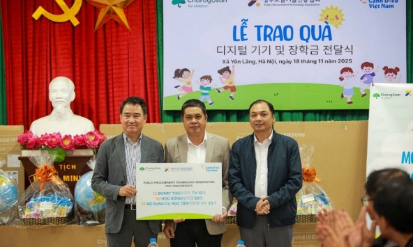 Trao tặng 12 Tivi cùng nhiều phần quà ý nghĩa cho trường Tiểu học Chu Phan, Hà Nội