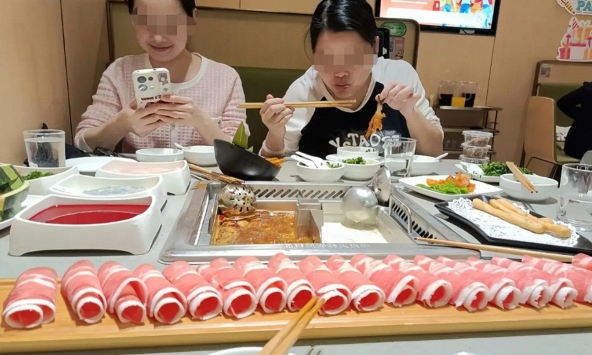 Đây là bữa ăn 'bóc trần' cả một gia đình: Người bố lên mạng khóc lóc, dân mạng lắc đầu ngán ngẩm