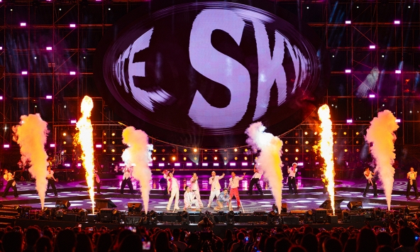 Quốc Thiên ủng hộ 200 triệu đồng đến đồng bào miền Trung gặp thiên tai ngay giữa lúc trình diễn tại Live Concert SKYNOTE 2025