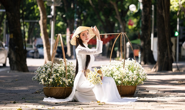 Hoa khôi Đinh Hoài An khoe dáng dịu dàng trong tà áo dài trắng