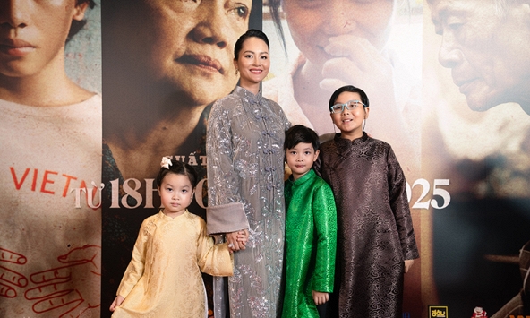 Lần hiếm hoi Đỗ Hải Yến đưa 3 con đi thảm đỏ 