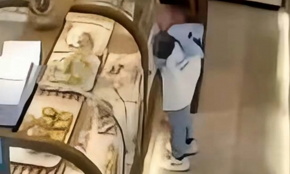 Mẹ 'phốt' tiệm bánh khiến con trai ăn xong đau bụng, ai ngờ nhân viên tung đoạn camera: Ai xem cũng phẫn nộ!