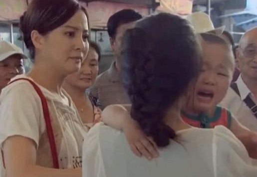 Cặp vợ chồng đưa con đi ăn thì một phụ nữ ôm chầm lấy cậu bé và nói: 'Đây là con trai tôi!'! Diễn biến sau đó còn hơn phim!