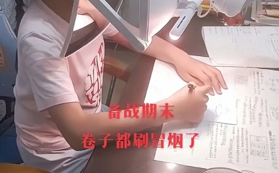 Khoe ảnh con đang ngồi học, 1 bà mẹ bị hàng nghìn người chỉ trích: 'Chị đã hủy hoại một đứa trẻ khỏe mạnh'