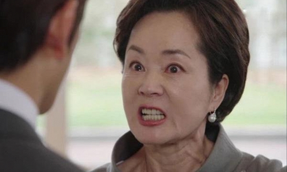 Tâm lý của 1 người cáu gắt với người thân nhưng lại tử tế với người ngoài là gì? Sự thật thật đau lòng