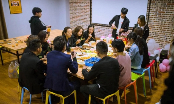 Họp lớp bị coi như người thừa, tôi lặng lẽ ngồi lại đến cuối và thứ nhận được là số tiền giá trị đến không ngờ