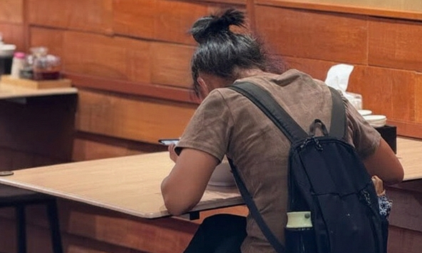 Cô gái cùng bố vào nhà hàng gọi 4 món, khi ghép các chữ lại, chủ nhà hàng lập tức gọi cảnh sát!