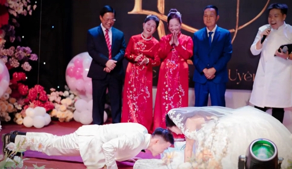 Màn nằm rạp giữa sân khấu 'hơn thua' với cô dâu của chú rể thu hút 7 triệu lượt xem