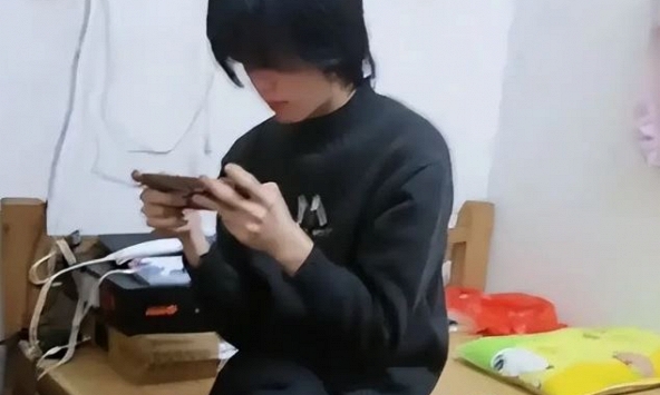 Bố quay clip bêu riếu con trai: 'Tôi đã làm gì sai mà sinh ra đứa con thế này?', dân mạng phát hiện ngay 1 chi tiết rùng mình!