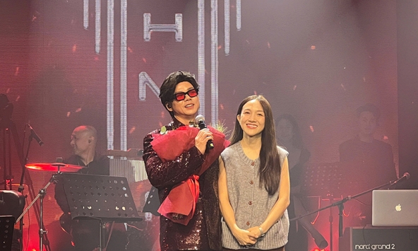 Phan Đinh Tùng gây xúc động khi trao nhẫn kim cương cho vợ ngay trên sân khấu