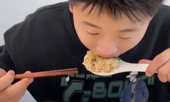 Khoe sức ăn của con, 1 bà mẹ khiến 16.000 cư dân mạng phẫn nộ: 'Đây là bữa cơm kinh khủng nhất tôi từng thấy!'