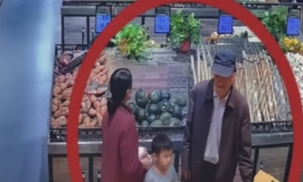 Câu nói của đứa trẻ với ông nội trong siêu thị khiến ngàn người phẫn nộ: Bi kịch gia đình có thể thấy rõ từ bây giờ!