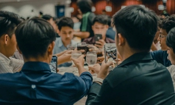 Đi họp lớp đến muộn nên bị ngồi phía ngoài cùng, nhờ thế tôi tránh được trò khoe mẽ hơn thua, ra về còn lãi cả mớ tiền