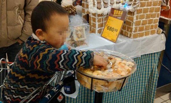 Cháu trai mở socola liếm thử rồi bỏ lại, cách người bà phản ứng khiến khách hàng đều sốc: Đứa trẻ này sẽ lớn lên thế nào? 