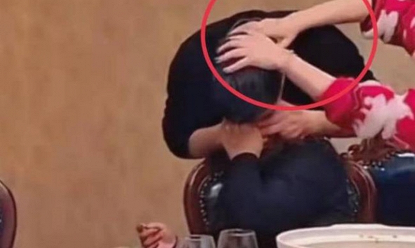 Đi họp lớp đầu năm mới gặp lại cô gái mình từng ruồng bỏ năm xưa, tôi phát hiện bí mật sốc về vợ mình