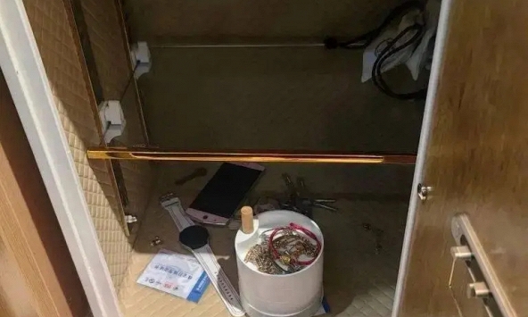 Mở két sắt của gia đình, tôi phát hiện thứ không nên nhìn thấy