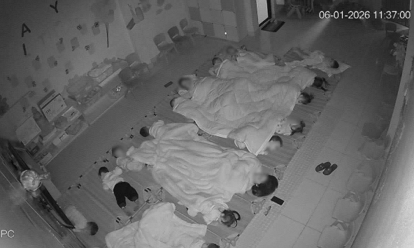 Bức ảnh học sinh mầm non ngủ trưa ở Hà Nội đang gây tranh cãi: Mẹ quá nhạy cảm hay các cô thực sự thiếu ý tứ?