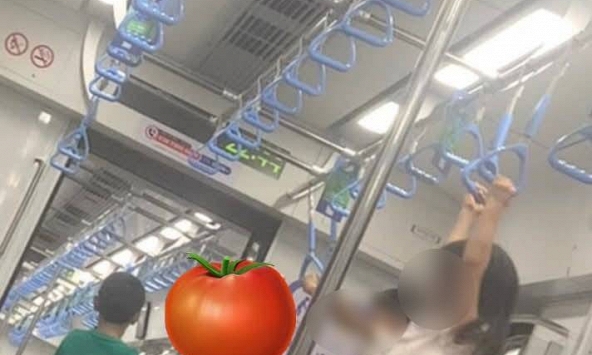 Bà mẹ chia sẻ bức ảnh trên tàu điện ở TP.HCM gây bão mạng, có người hỏi ngược: Thế chị có phản ứng gì lúc đó chưa?