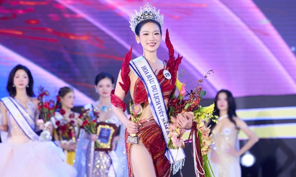 Cô gái sinh năm 2002 Nguyễn Phương Linh đăng quang Hoa hậu Du lịch Việt Nam 2026