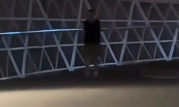 Bức ảnh chụp người đàn ông bí ẩn đi trên cầu vào nửa đêm khiến hàng nghìn cư dân mạng bật khóc: Câu chuyện đằng sau là gì?