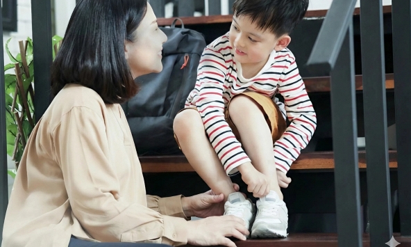 Con trai đi học về kể: 'Mẹ ơi, các bạn chê mẹ xấu!', phản ứng của người mẹ khiến cả mạng xã hội phải vỗ tay khen