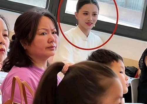 Đi họp phụ huynh cho con, 1 bà mẹ bất ngờ bị 'ném đá' chỉ vì quá... XINH ĐẸP, đọc bình luận của cư dân mạng mà thấy vô lý!