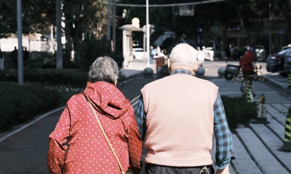 Nếu một ngày cha mẹ bỗng cư xử, nói năng như này thì con cái cần phải xem lại bản thân: Có phải chúng ta đã quá vô tâm?