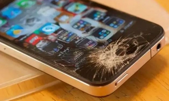 Con gái 4 tuổi làm vỡ điện thoại, bố giận quá nên làm 1 hành động bộc phát: Hậu quả gia đình tan nát, cả đời sống trong hối hận!