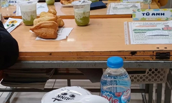 Hình ảnh họp phụ huynh đang gây tranh cãi nhất trên mạng xã hội: Là tận tâm chu đáo hay bày vẽ không cần thiết?