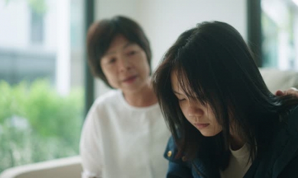 Đọc vụ bé gái 12 tuổi ở Hà Nội, tôi đắng lòng: Tại sao trẻ tin rằng, ngoài kia có nơi chào đón mình hơn căn nhà đang sống?