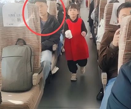 Bức ảnh đang gây tranh cãi: Đứa trẻ tự tin, dũng cảm hay cha mẹ thiếu tế nhị, không nhắc nhở con ở nơi công cộng?