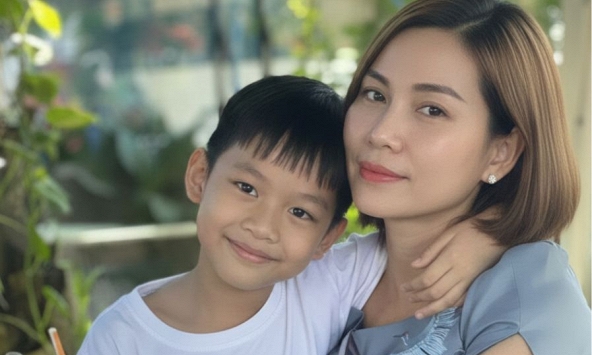 Con nói: “Mẹ ơi, nhà các bạn giàu quá. Nhiều bạn mang theo iPhone, iPad' - Câu trả lời đi ngược số đông của bà mẹ TP.HCM