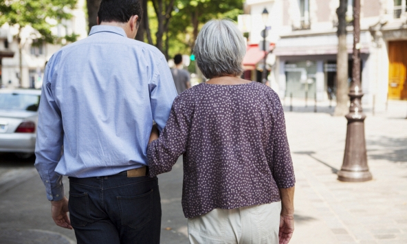 Câu chuyện người đàn ông sống cùng mẹ 80 tuổi khiến ai đọc xong cũng suy nghĩ: Có một kiểu cha mẹ bất công đến vô lý thế này!